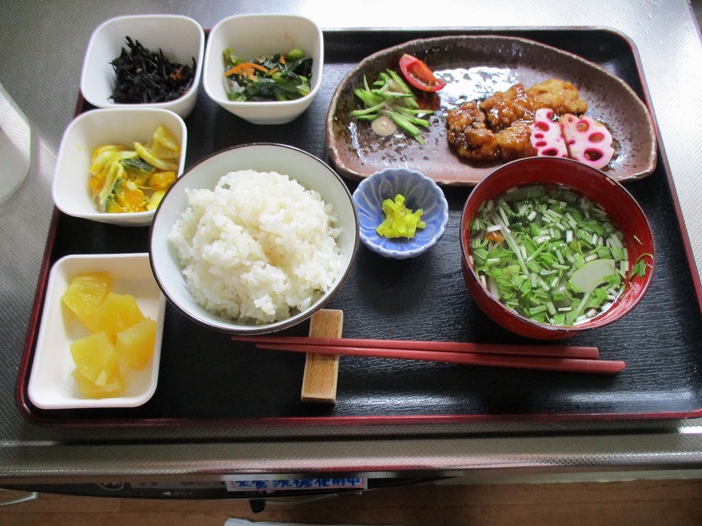 とある昼食。品数の多い食事を心がけています。